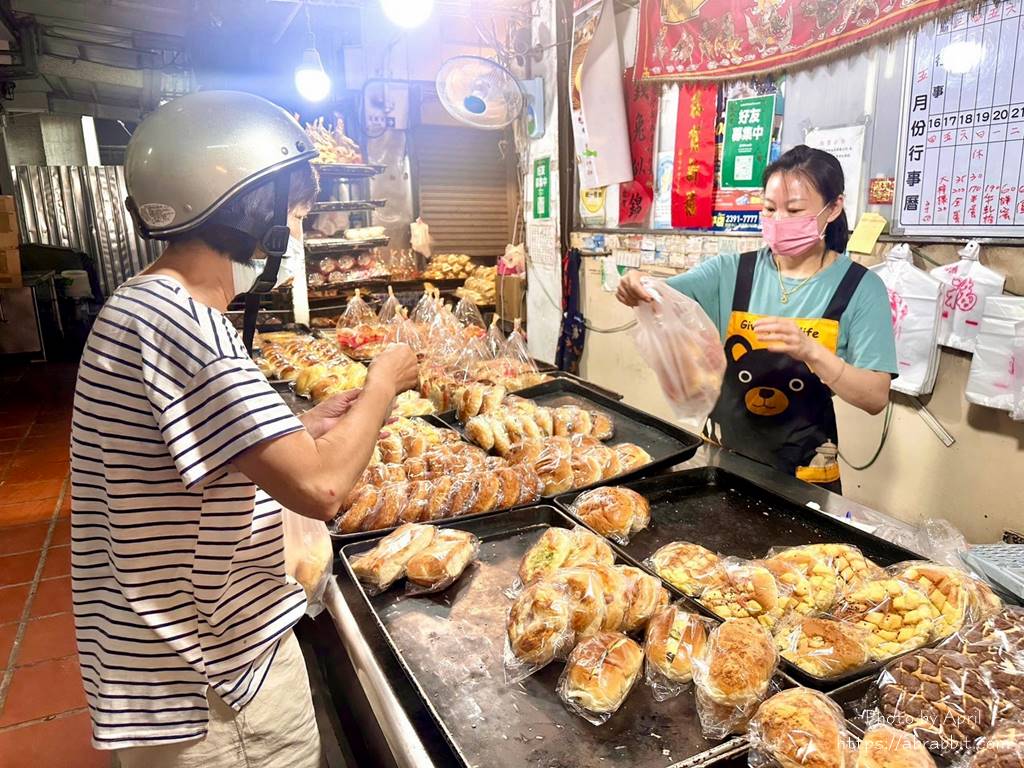 福欣珍饼行-隐身在合作市场内的传统面包店，平日营业24小时！