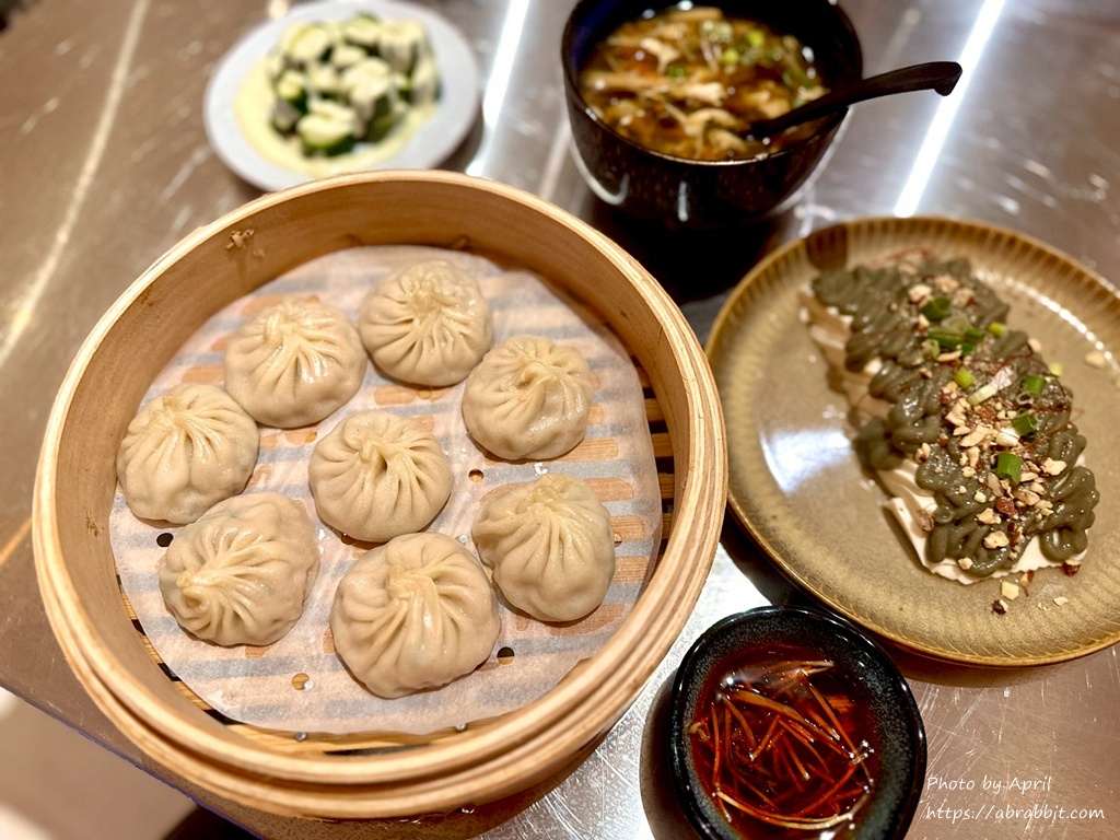 落花小籠湯包-台中新店報報 近忠孝夜市的文青小籠湯包