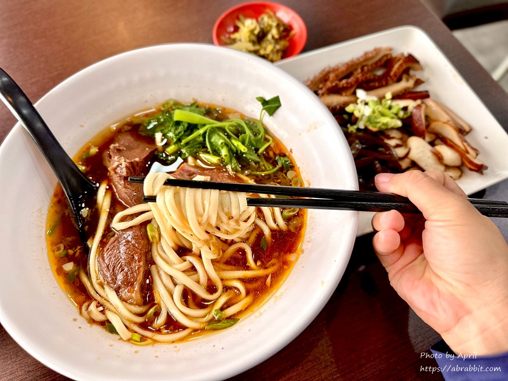台中中国医 老王牛肉面-眷村汤头、加汤加面不用钱