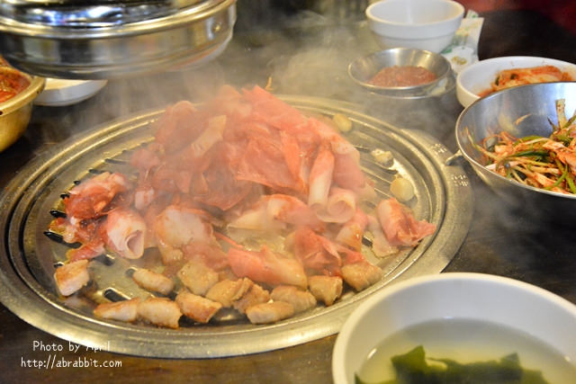 韓國首爾美食|新村食堂새마을식당–地鐵明洞站6號出口，ETUDE HOUSE樓上，首爾必吃的連鎖烤肉店！