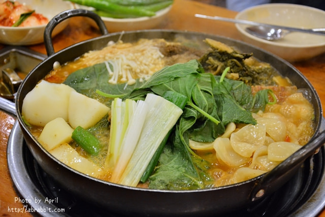 韩国首尔美食|马铃薯排骨汤조마루감자탕–地铁东庙站，24小时不歇业的马铃薯排骨汤